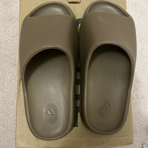 Yeezy Slides Earth Brown - Picture 3 of 3